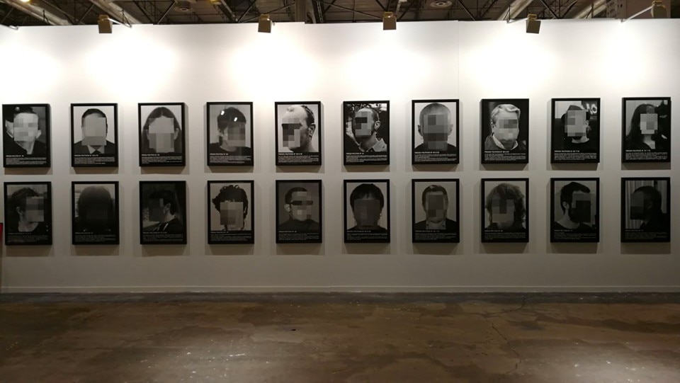 “Prigionieri politici nella Spagna del 2018”, Courtesy l'artista Santiago Serra e la galeria Helga De Alvear