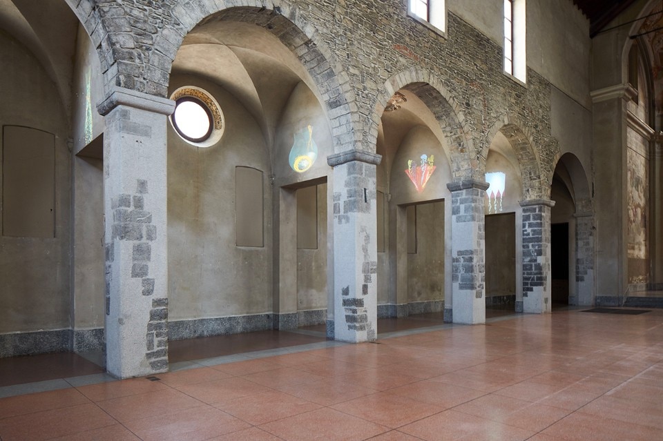 Img.12 Christina Mackie, "People Powder", exhibition view, San Francesco Church, Como, 2018