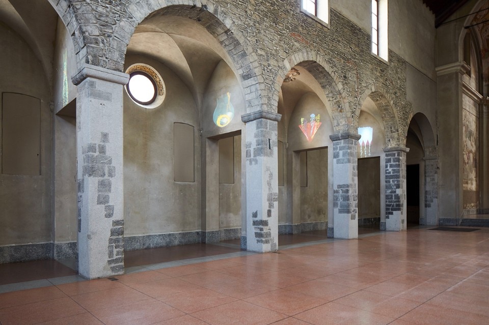 Img.12 Christina Mackie, "People Powder", veduta della mostra, Chiesa di San Francesco, Como, 2018