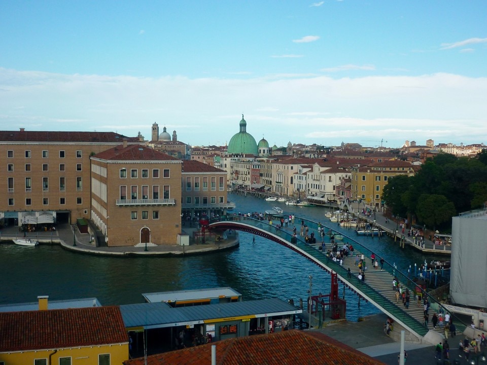 Venezia. Gradini di pietra al posto del vetro nel ponte di Calatrava - Domus