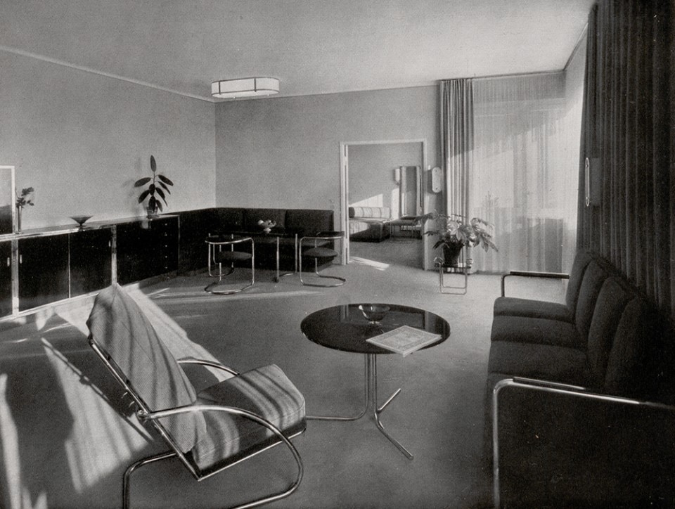 Cabinets in the living room of Anton Lorenz’s Berlin apartment, 1932 © Verlagsanstalt Alexander Koch, photo: Emil Leitner