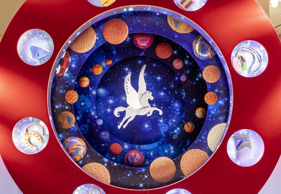 Christmas Cosmos: vetrine di sogno per Hermès a Milano e Roma
