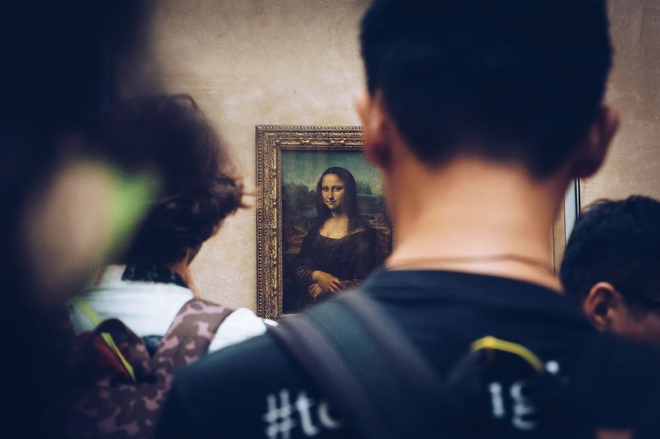 Parigi. Visitatori del museo del Louvre di fronte a La Gioconda. Foto Juan Di Nella