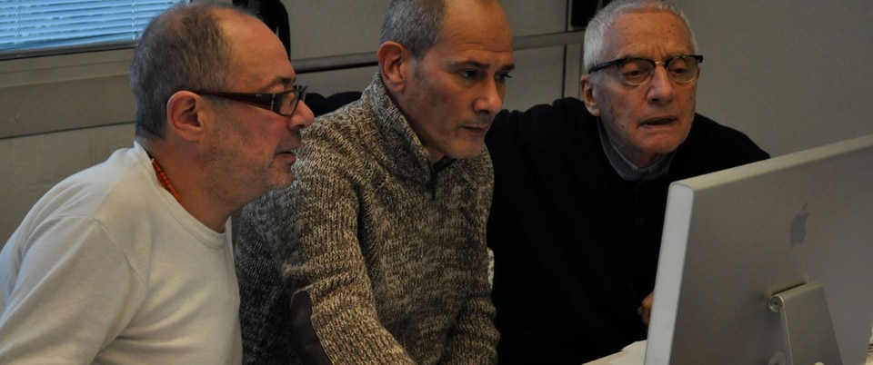 Franco Miragliotta (al centro) al lavoro in redazione, tra Italo Rota (a sinistra) e Alessandro Mendini