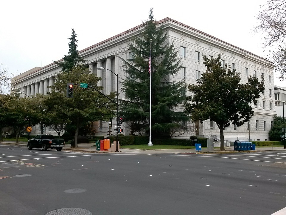 Il Federal Building di Sacramento, California. Via wikicommons