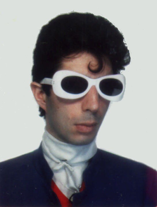 Duggie Fields in uno dei suoi look iconici. Foto tratta dall'archivio Duggie Fields. Duggie Fields in uno dei suoi look iconici. Foto tratta dall'archivio Duggie Fields.