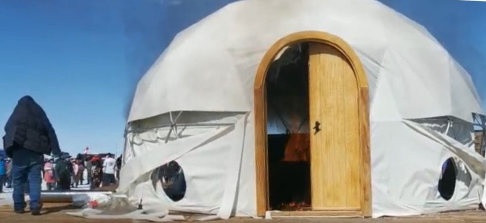 One of the domes of Kachi Lodge Hotel during the fire. Still frame from a video published on the newspaper La Razón