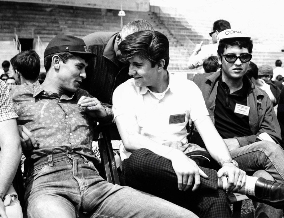 Svolgendosi in forma itinerante, tra i luoghi designati ad ospitare le competizioni canore estive ci sono anche campi sportivi, come in questa foto raffigurante Gianni Morandi e Bobby Solo in una pausa del Cantagiro 1966.