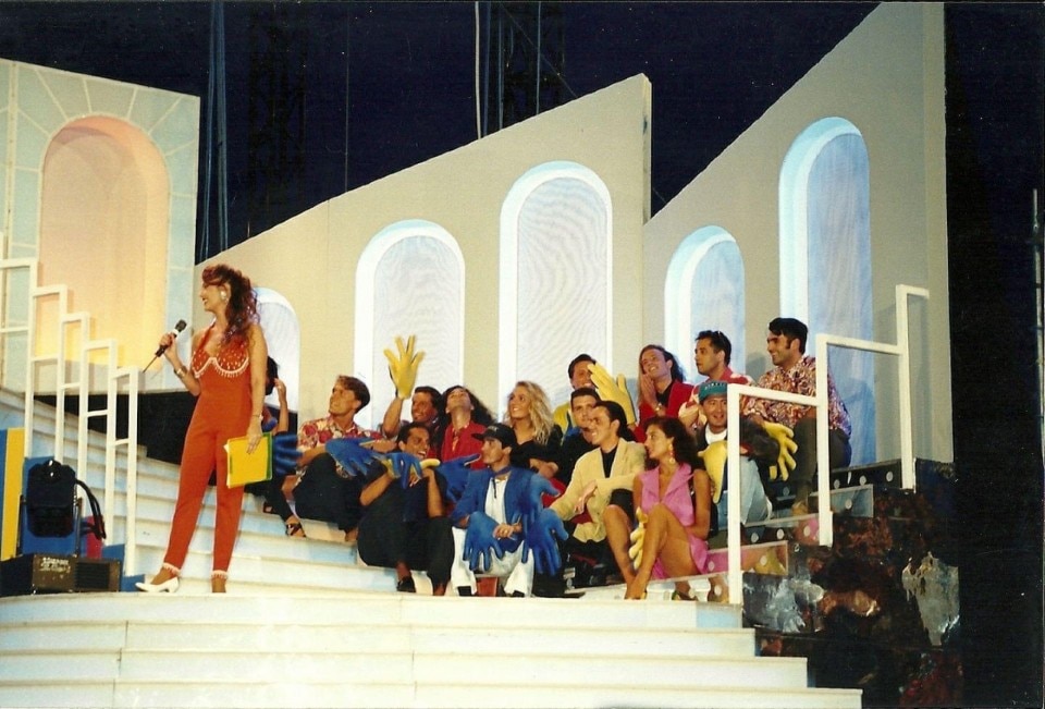 La scenografia dal gusto metafisico concepita per il Festivalbar 1992 alla tappa di Lignano Sabbiadoro.
