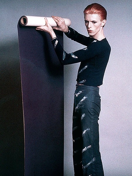 L'arte è una costante nella vita di Bowie, sopra e sotto il palco, 1975. Foto: David Bowie Archive
