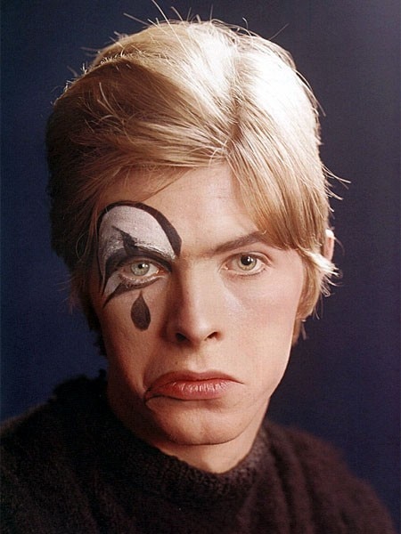 Il giovane David Bowie truccato da pierrot durante il suo periodo di performance teatrali e happening, Londra, 1967. Foto: David Bowie Archive.