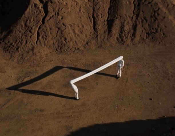 Il tributo a Sehkanal, performance di Walther, nel video per "Mi Fiderò" di Marco Mengoni e Madame, diretto da Roberto Ortu. Foto: Frame dal video.