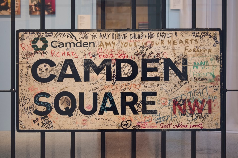 Il cartello stradale di Camden Square ricoperto dalle scritte dei fan di Amy Winehouse