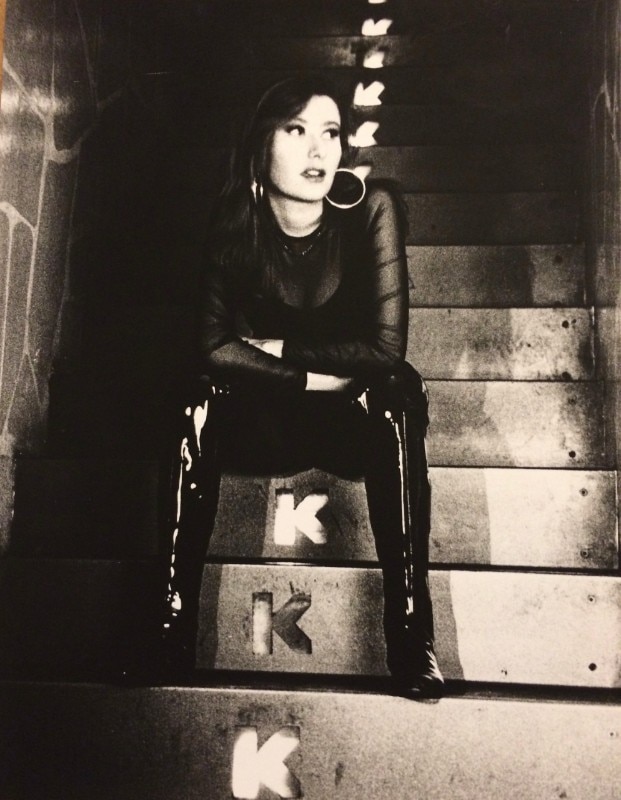 Micaela siede sulle scale che portano al Kinki Club. Foto su gentile concessione di Micaela Zanni.