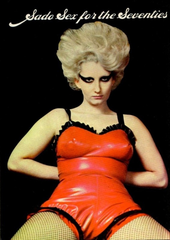 Jordan posa con un'acconciatura alla Margaret Thatcher per un poster per la performance 'Sad sex for the Seventies'.