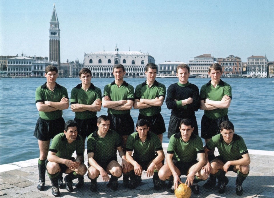 L'Associazione Calcio Venezia posa con Piazza San Marco sullo sfondo per la stagione 1963-64. La  laguna delinea da decenni il fascino della squadra.