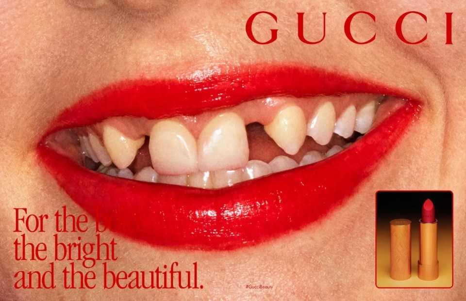 Il sorriso di Dani Miller, cantante del gruppo punk Surfbort, per la campagna Gucci Beauty 2019 è stata una delle tante celebrazioni dell'imperfetto volute da Alessandro Michele.