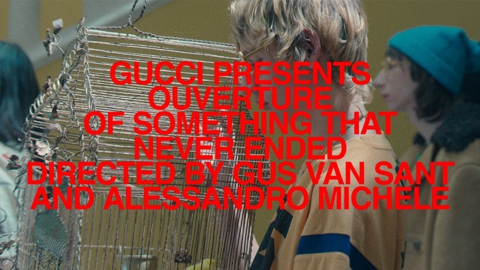 'Overture of something that never happened' (2021) è una miniserie in sette episodi co-diretta da Gus Van Sant e Alessandro Michele per promuovere una collezione Gucci che mette in luce la volontà del direttore creativo di spingersi oltre una visione tradizionale e settoriale della moda.