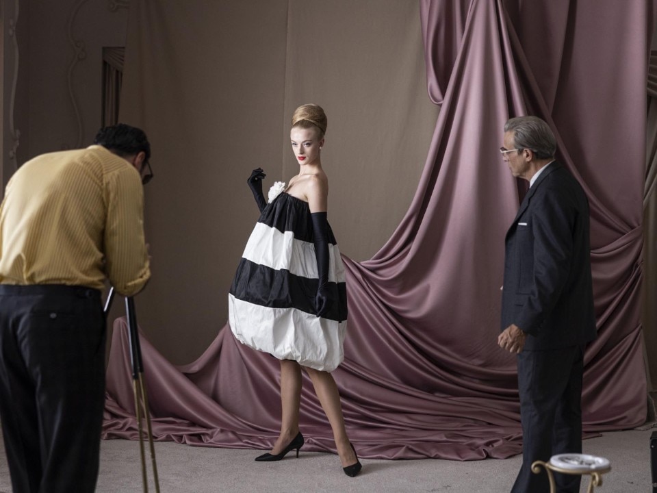 Nella serie "Cristóbal Balenciaga" gli abiti dello stilista spagnolo sono stati ricreati fedelmente. Foto: Disney+