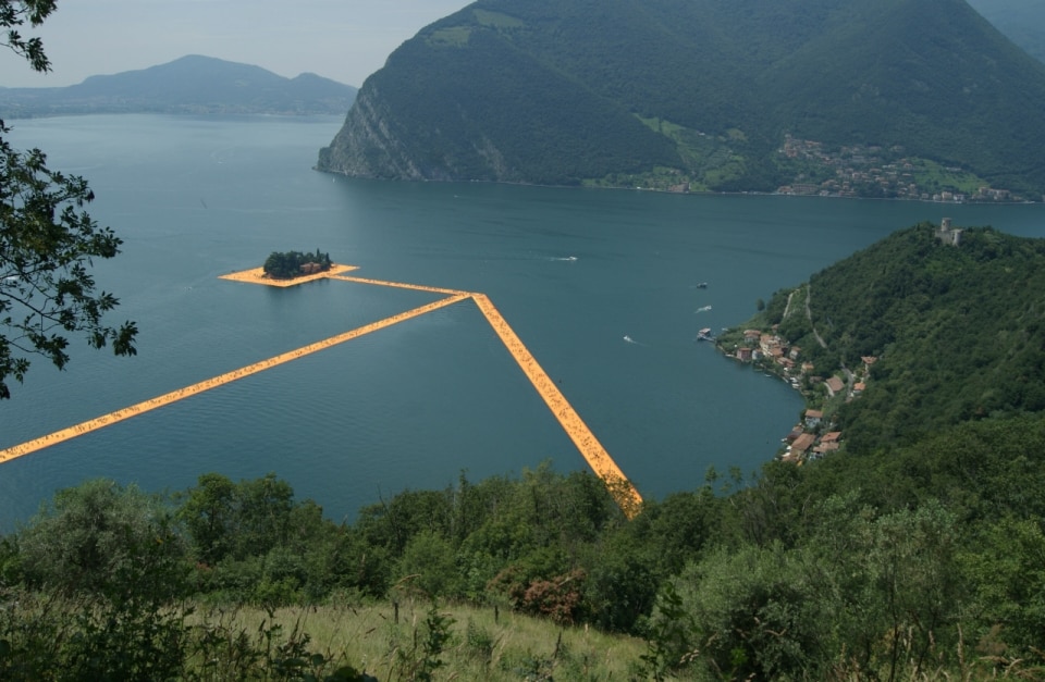 Isola di San Paolo: parte di The Floating Piers vista dalla cima del Monte Isola (Santuario Madonna della Ceriola).