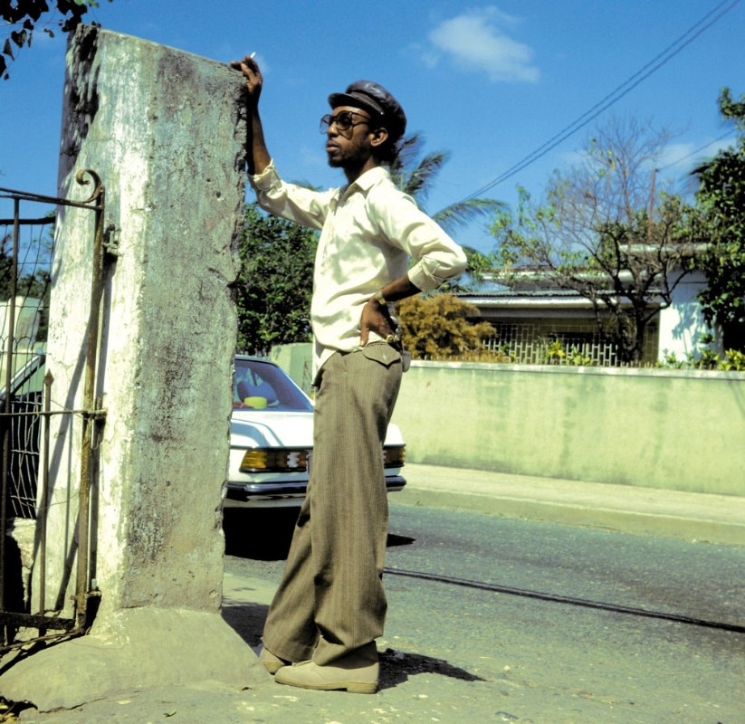 Il produttore Henry 'Junjo' Lawes indossa un paio di Desert Boot, Kingston, 1983 circa. Foto: George Williams / Greensleeves Archive / One Love Books.