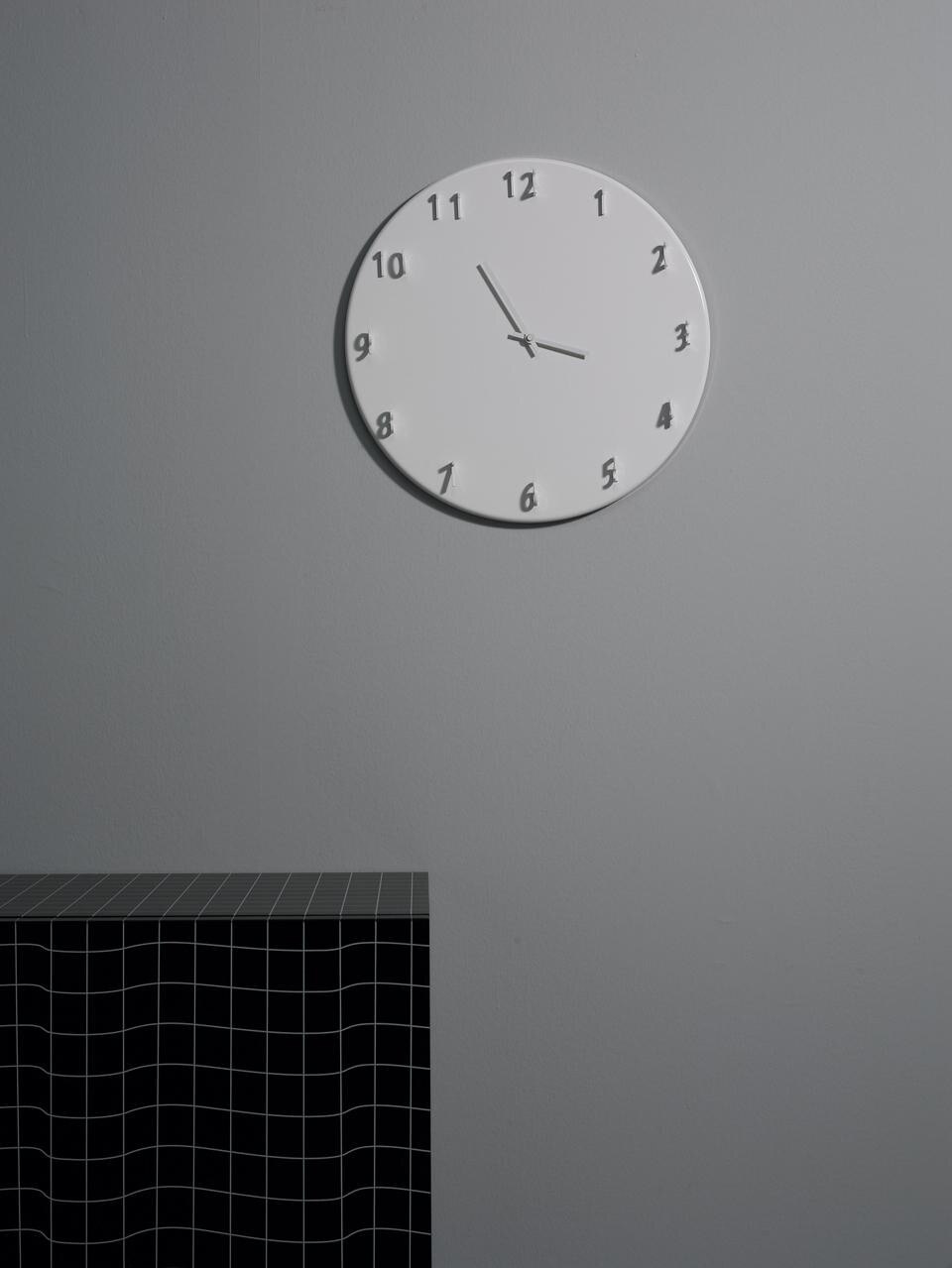 Orologio a parete. Design Front
Finiture: orologio in metallo verniciato bianco. 
Dimensioni: diametro Ø55 cm. 