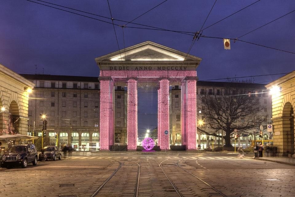 Porta Ticinese: Porte di Luce. Una nuova veste luminosa valorizza la struttura delle antiche porte di Milano attraverso 100.000 micro Led a basso consumo energetico

