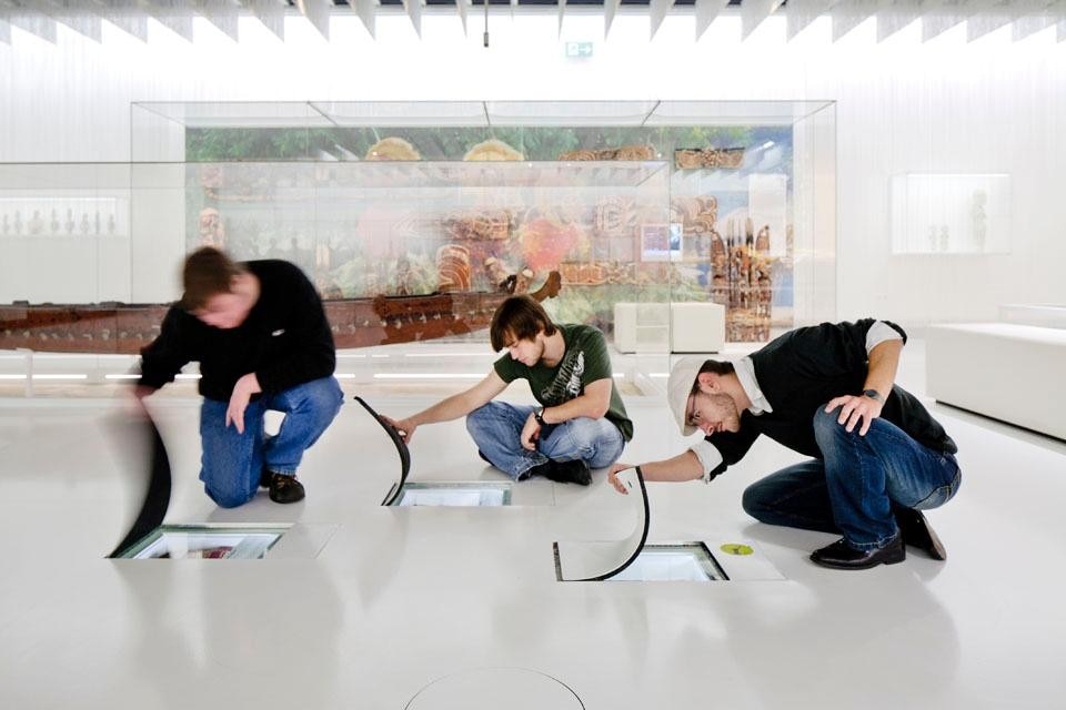 La morte e l'aldilà,
Stanza: The Staged Farewell, la messa in scena dell'addio