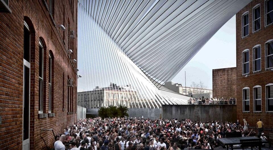 Holding Pattern di Interboro Partners (Tobias Armborst, Daniel d'Oca, Georgeen Theodore), progetto vincitore del premio YAP MoMA, è un'eclettica raccolta di panchine, specchi, tavoli da ping-pong, lampioni e funi tese dal muro del MoMA PS1 al parapetto sul lato opposto del cortile. Il suo obiettivo stimolare il senso della comunità. 