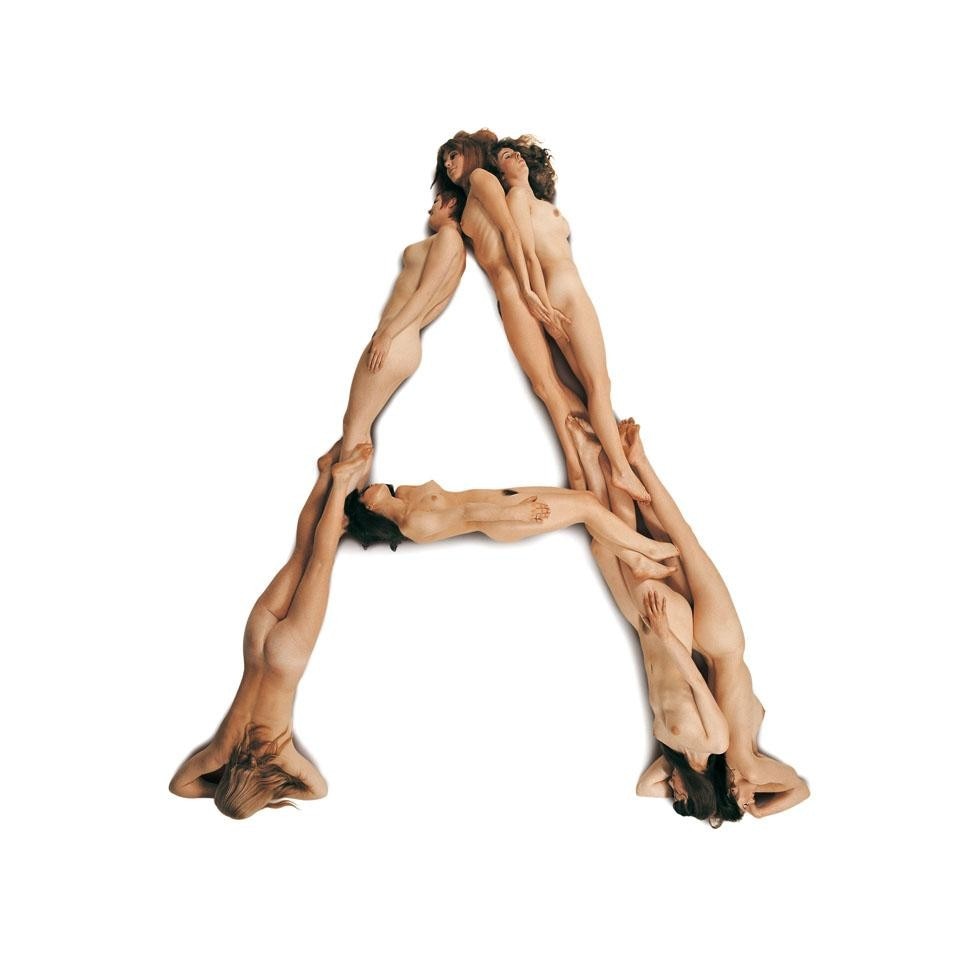 A sinistra: la lettera 'A' del Naked Ladies Alphabet di Anthon Beeke, 1970. A destra: la lettera “B”, usata per comporre la parola “Libri/Books” nella rubrica di Domus, omaggio al Naked Ladies Alphabet di Beeke. Foto Andrea Basile