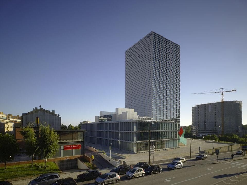Burgo Project in Boavista Avenue (Office Blocks and Commercial Mall), Porto, (Portugal). Photos by Luis Ferreira Alves. The sculpture on the plaza is by Ângelo de Sousa.