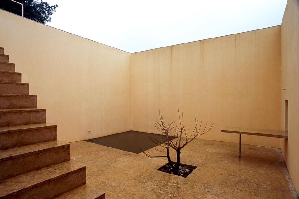 House in Serra da Arrábida, (Portugal), 1994-2002.  Photos Luis Ferreira Alves