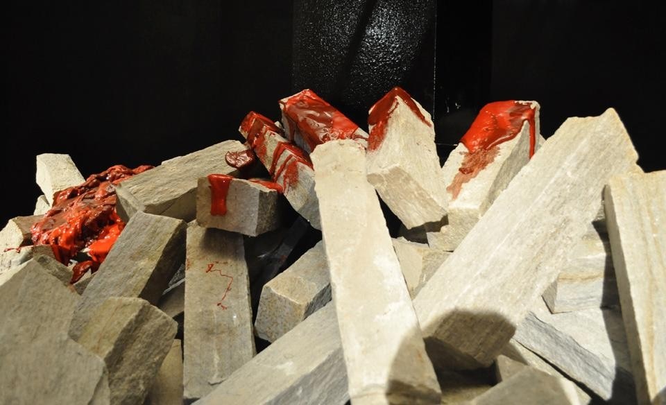 La base del crocifisso fatto di blocchi di pietra bianchi
