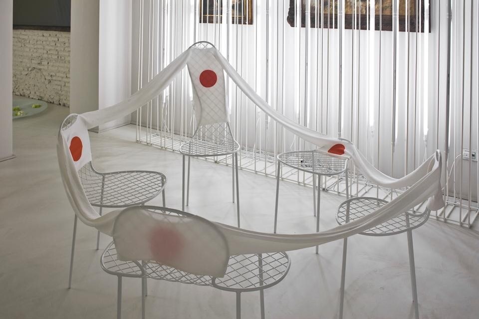 La Family Chair di Junya Ishigami, vestite dalla designer milanese Benedetta Tamborini.