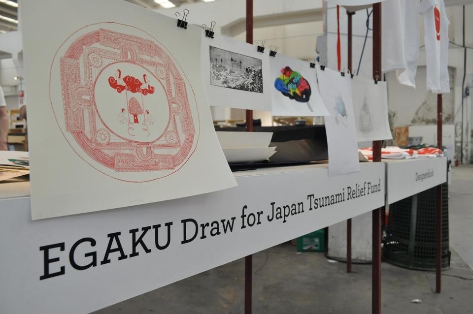 Vendita di disegni a favore delle vittime del terremoto.