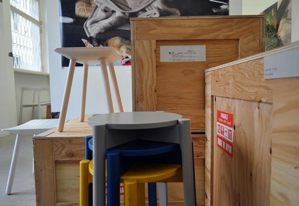 Castor stool è uno sgabello in quercia disegnato da Big-Game per essere impilabile. Il piano è fissato tra le quattro gambe sporgenti ai lati.