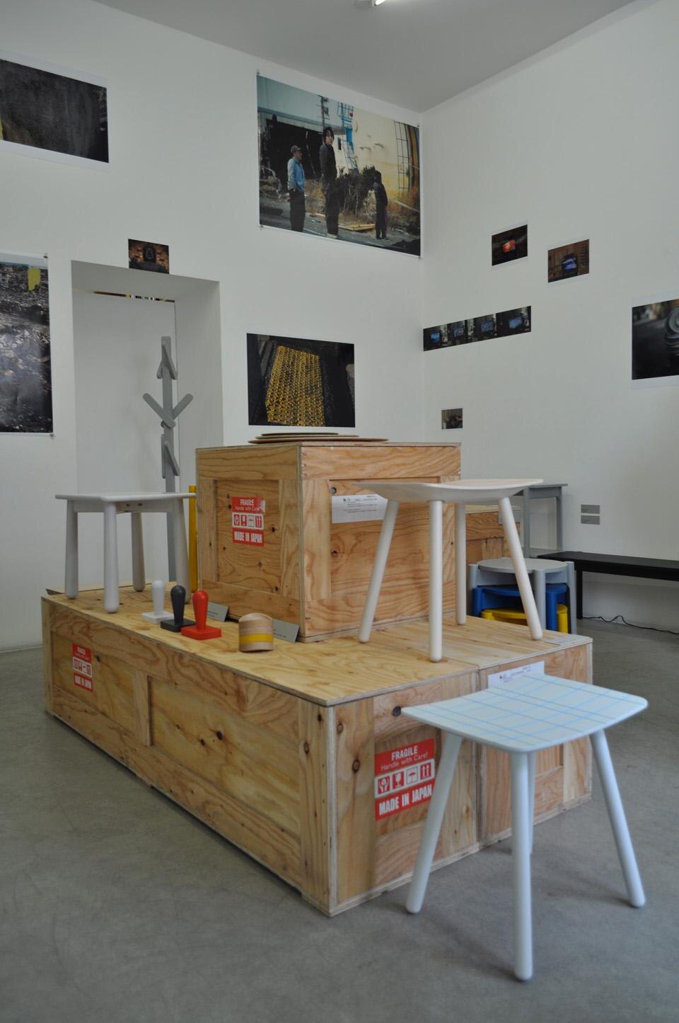 Lo sgabello Colour stool di Scholten & Baijings è una risposta al modo di sedersi in Giappone: poco ingombrante e maneggevole è la versione contemporanea di un mobile archetipico. Chukle di Karimoku Design Team è un set di ciotole vuota tasche che dondolano quando vengono toccate; sono impilabili per occupare poco spazio.