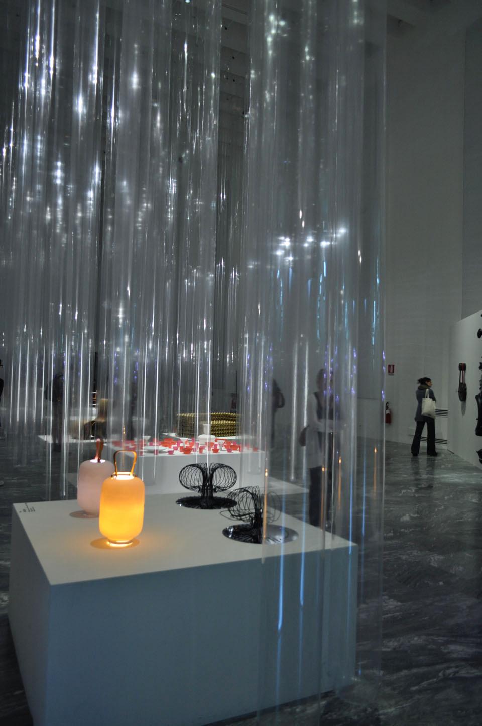 L'allestimento della mostra è firmato da Nendo.