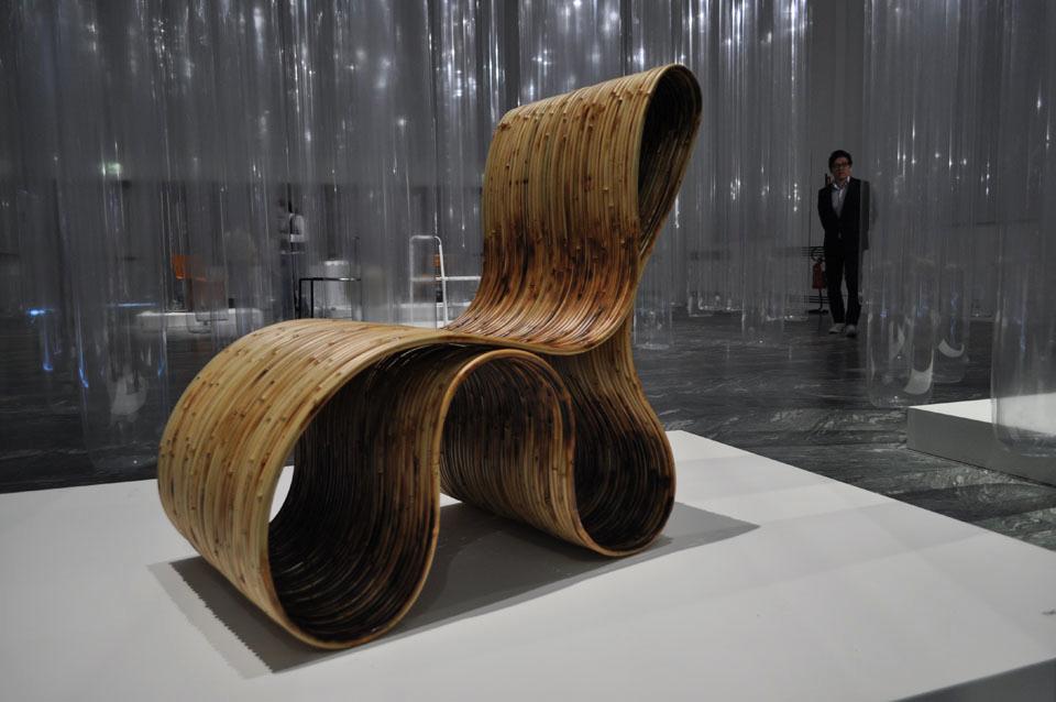 Fernando a Humberto Campana (artigiano Chi-hsiang Yeh) mostrano un nuovo metodo di usare il bambù, testando la flessibilità del materiale.