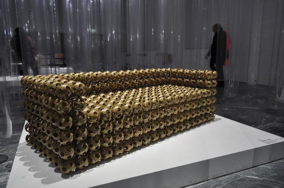 Bubble sofa di Yu-Jui (Kevin) Chou (artigiano: Su-jen Su) ha una struttura leggera, ma solida, formata da 999 palline di bambù cucite a mano.