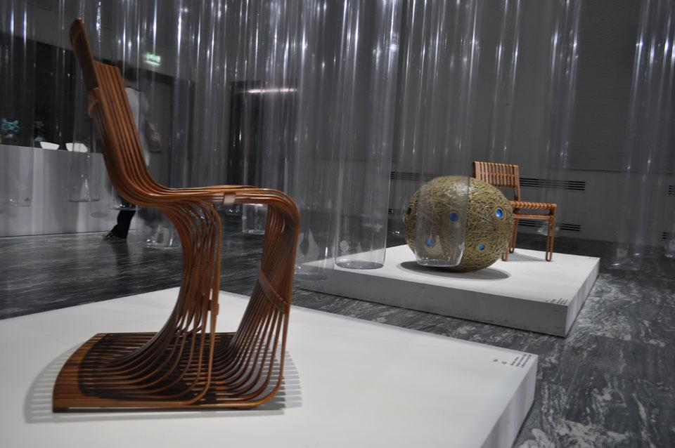 Chair 43 di Konstantin Grcic (artigiano Kao-ming Chen) è realizzata con 43 strisce di bambù piegato fino ad avere un'avanzata struttura ingegneristica che garantisce comfort e flessibilità.