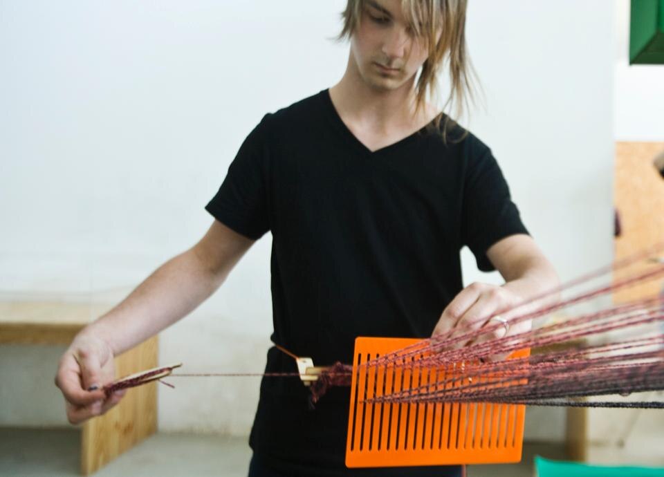 Workshop di autoproduzione di tessuti. Fotografia Manolo Di Pino