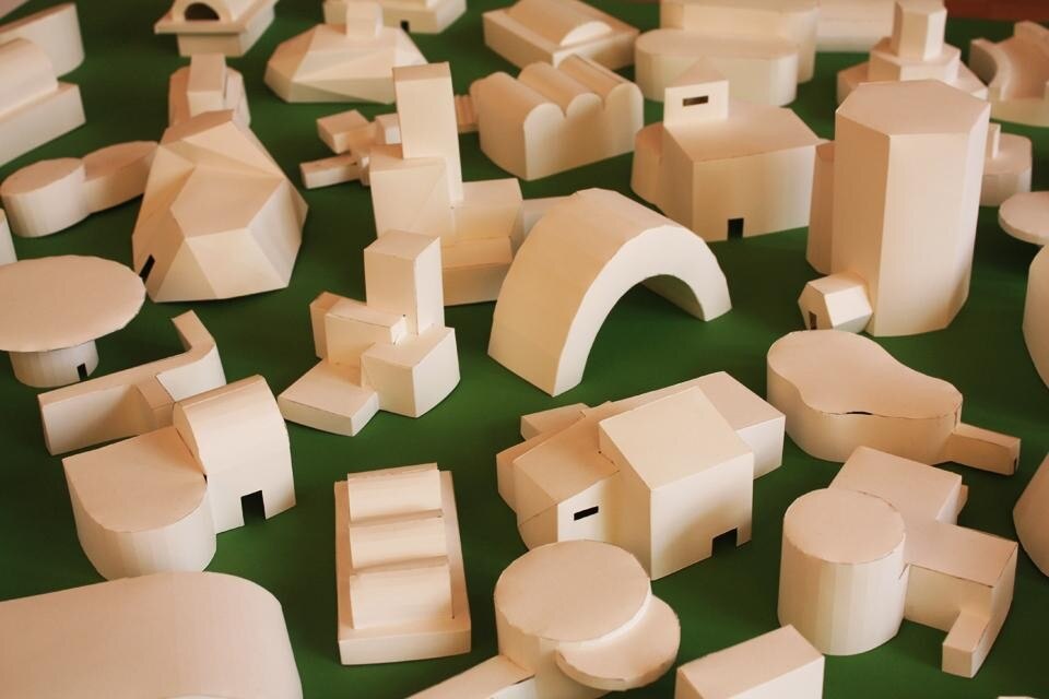 Piccole architetture di carta, realizzate da Paul Cox, esposte allo spazio Corraini in via Montevideo