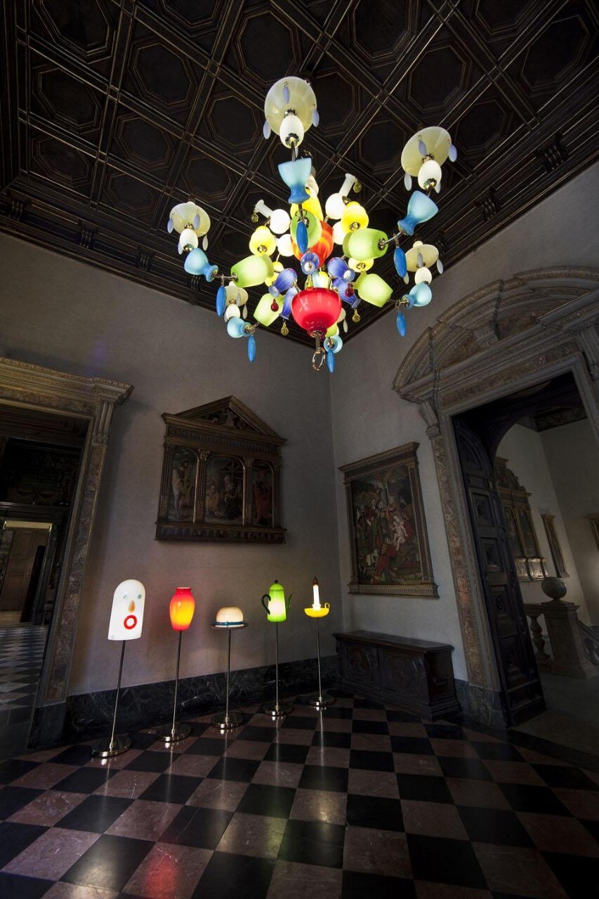 Lampadario Arnolfini (al soffitto) e nuova collezione di lampade (da terra) di Studio Job.