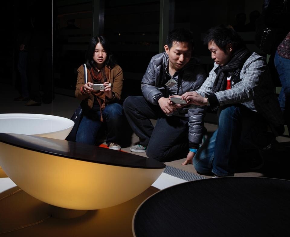 Studenti di Domus Academy intenti a fotografare i prodotti esposti in Fiera, a Euroluce