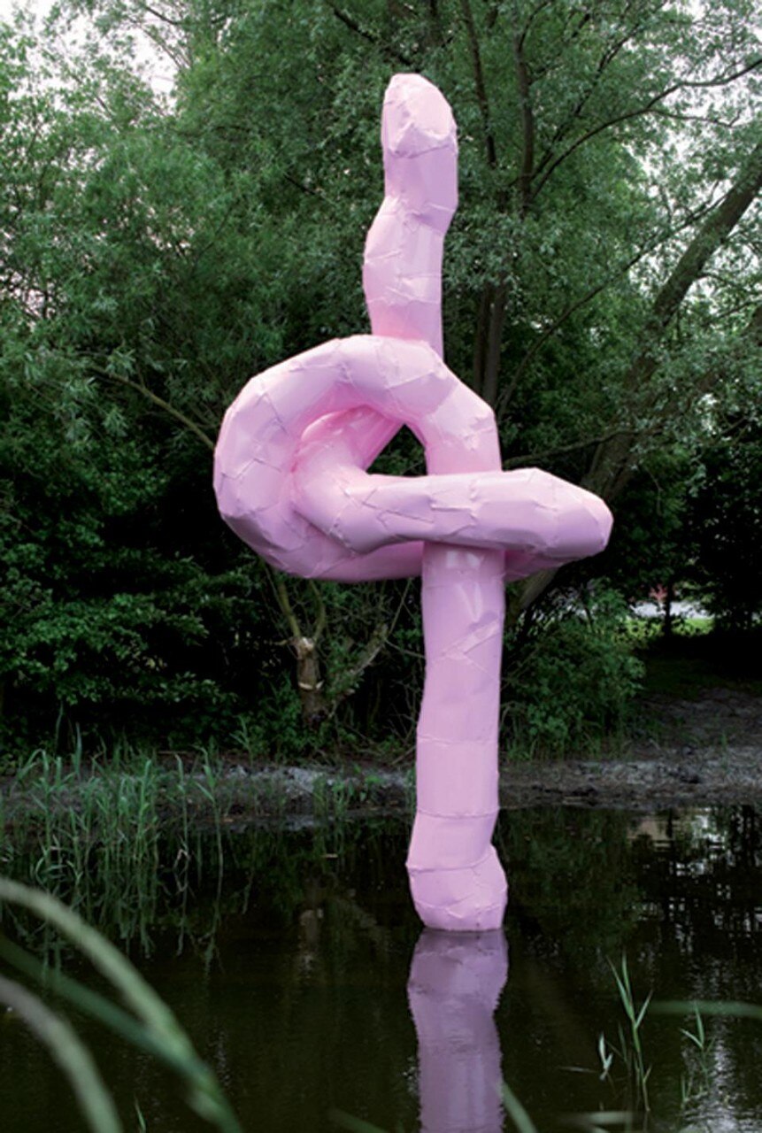 Sopra: Elaine Sturtevant,
Installazione Museo d’Arte Moderna /Arc della città di Parigi 2010,
“Dillinger Running Series” 2000,
Betacam SP PAL 4/3,
Video su piattaforma rotante
durata: 26min.
Foto: Pierre Antoine; qui: Franz West, “Eidos”, 2009,
Alluminio laccato, 520 x 230 x 140 cm, 
Scultura in Natura, Natura della Scultura, Fondazione 'De 11 Lijnen', Oudenburg 2009. 
Foto: Hugo Maertens-Bruge

