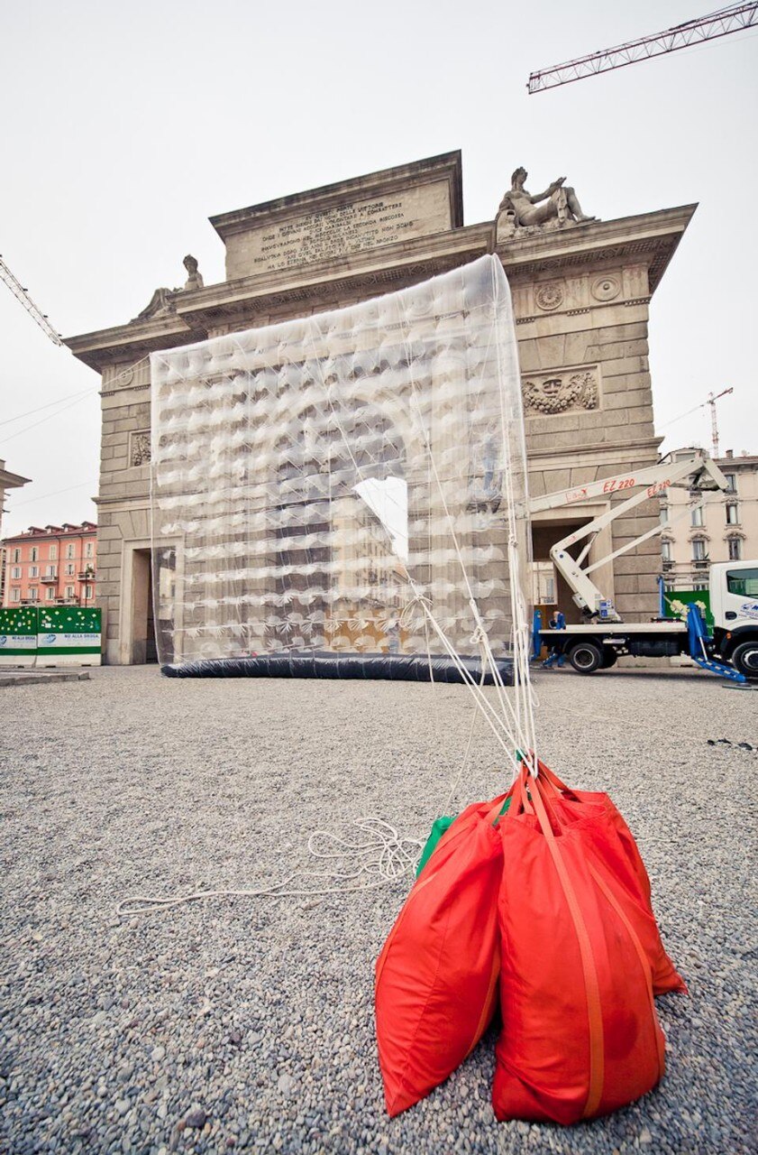 L’installazione </i>Skyscrapair</i>. In alto: Luciano Crespi, Presidente del corso di studi di Design degli interni, con una delle progettiste.