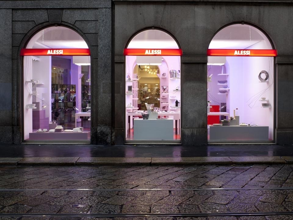 Le vetrine del negozio su via Manzoni.