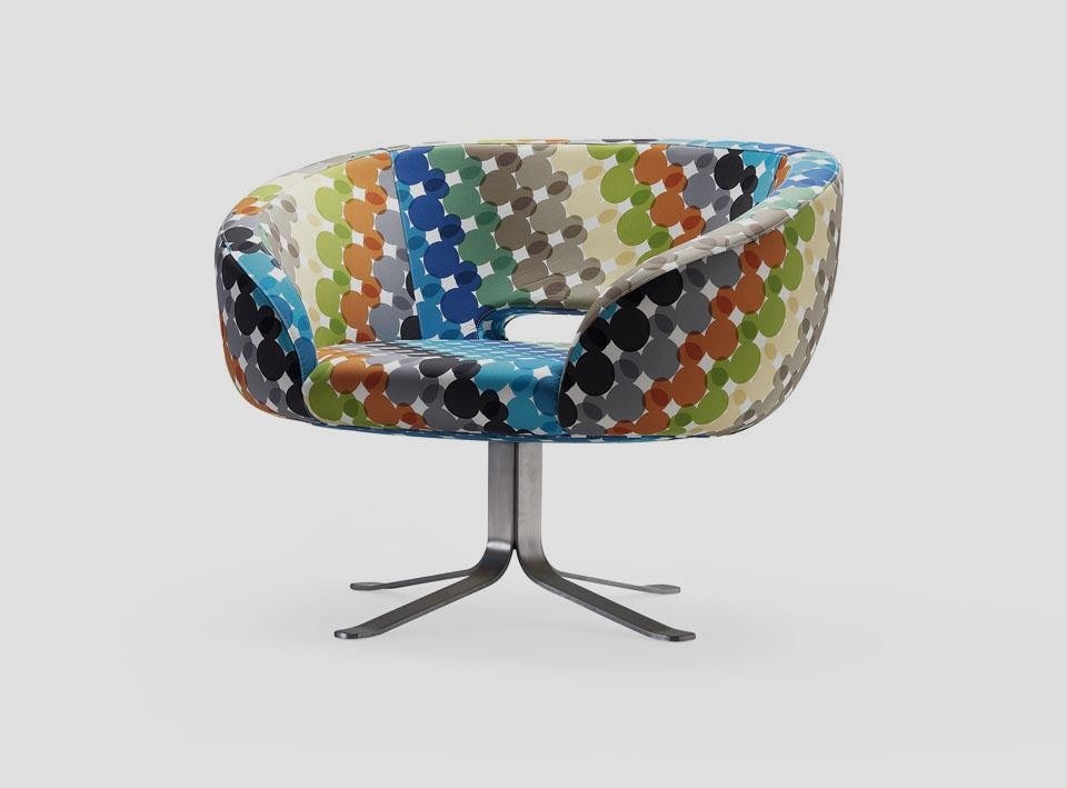 La poltrona Rive Droite ridisegnata incorporando i colori chiave della tavolozza Disney.