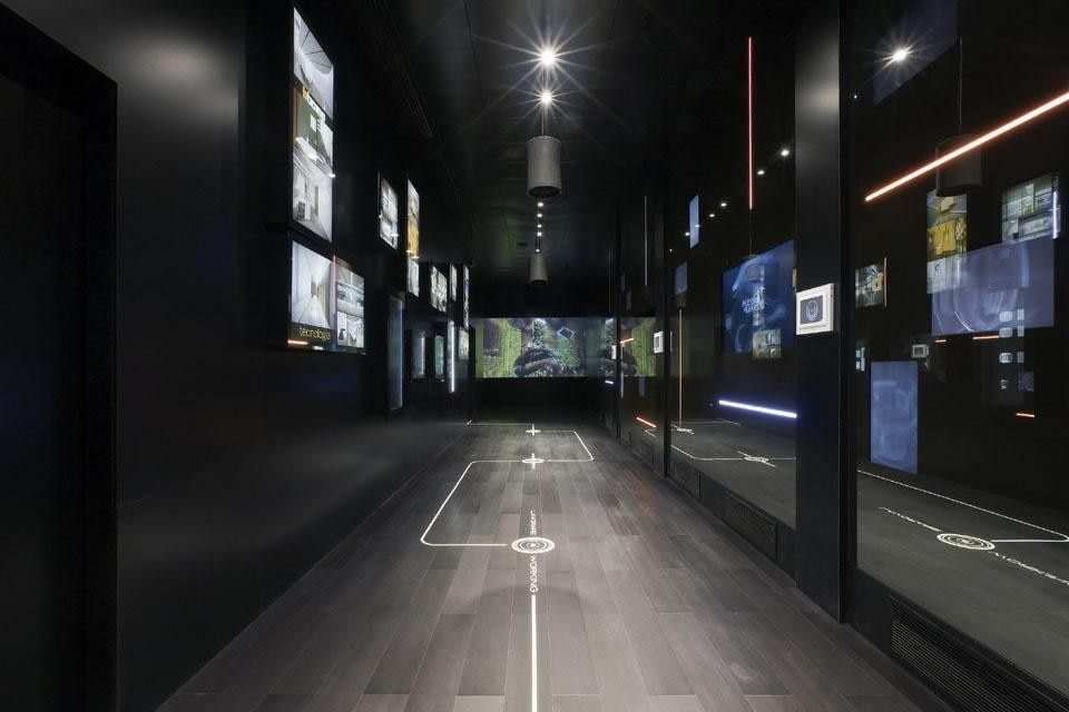 In alto: la zona di accoglienza; qui sopra: il 'tunnel emozionale'